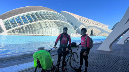 Adrián y Javier, dos aficionados a la bici, unidos por un tándem desde Valencia a Palencia