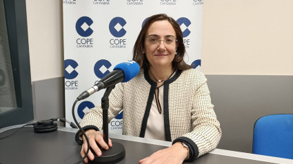 Conchi López en los estudios de COPE Cantabria