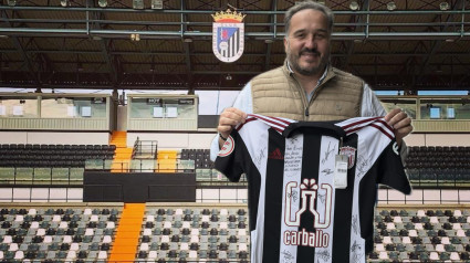 Javier Peña, director general del CD Badajoz, con la camiseta que la plantilla ha firmado para la causa de Pedro