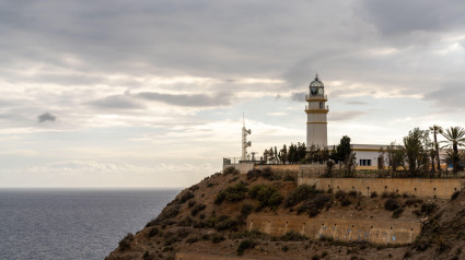 Una vista del faro de Cabo Sacratif en la costa de Andalucía cerca de Motril