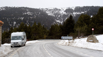 Sal en la carretera en invierno en los Pirineos