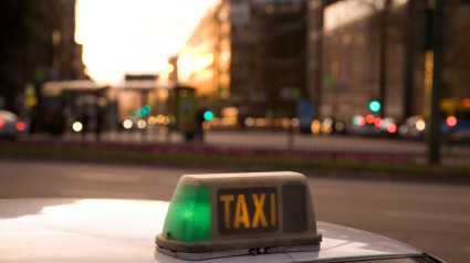 Taxi en las calles de Madrid, España