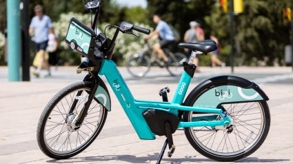 Las nuevas bicis de alquiler son de color azul.