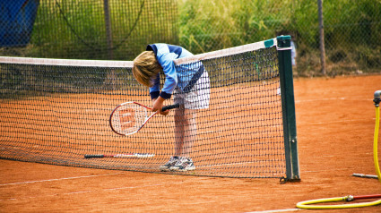 Un niño de Mallorca interrumpe su partido de tenis por una rabieta y se queda de piedra por la reacción de su entrenador