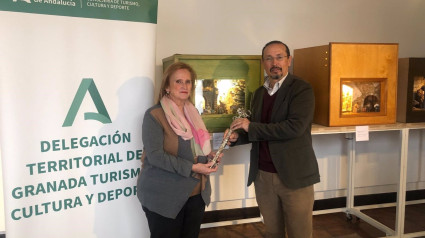 Presentación del XIX Encuentro Andaluz de BelenistasEl delegado de Turismo, Cultura y Deporte de la Junta en Granada, Fernando Egea, acompañado por la presidenta de la Asociación de 'Amigos del Belén' de Granada, María del Carmen Ruiz González, ha dado a conocer el programa de actividades del XIX 'Encuentro Andaluz de Belenistas', que se celebra este fin de semana en Granada con más 300 participantes de dentro y fuera de la comunidad andaluza.POLITICA ANDALUCÍA ESPAÑA EUROPA GRANADAJUNTA DE ANDALUCÍA