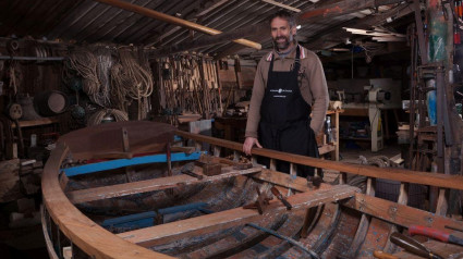 Francisco Frá es la séptima generación de carpinteros de ribeira de San Ciprián (Cervo)