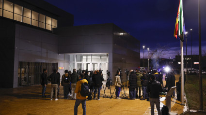 Los periodistas esperan en la entrada de los juzgados en Badajoz la llegada del hermano de Pedro Sánchez, David Sánchez