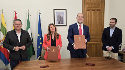 El Rector de la Universidad de Jaén, Nicolás Ruiz, y la alcaldesa de Linares, Auxi del Olmo, han firmado un convenio de colaboración destinado a la cofinanciación del Programa de Becas de Atracción de Talento