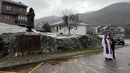 Ofrenda floral ante el monumento de los fallecidos en Ribadelago