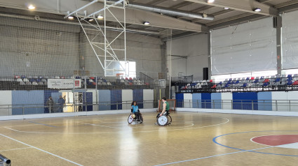 Los jugadores del Amfiv entrenan en el pabellón de Bouzas