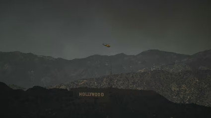 Un helicóptero sobrevuela el cartel de Hollywood