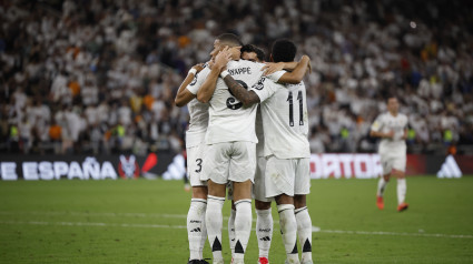 Los jugadores del Real Madrid celebran el segundo gol de su equipo durante el partido de semifinales de la Supercopa de España