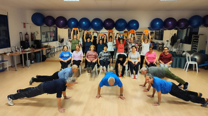 Mayores de Lorca en una de las sesiones de gimnasia