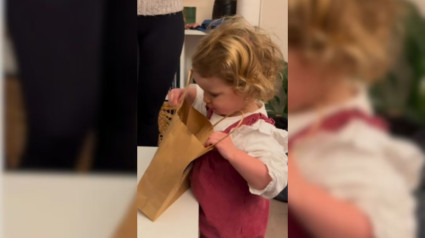 Una niña andaluza abre los regalos de los Reyes Magos y se queda con esta cara al ver la reacción de sus padres: "Miedo"