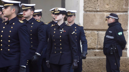 El Ayuntamiento de Cádiz recibe a los Guardiamarinas de Elcano