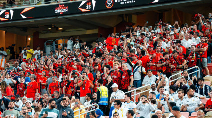 Aficionados del Mallorca en la grada del King Abdullah durante el partido.