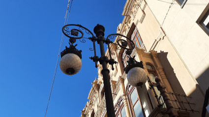 Farola de la calle Corredera de Lorca, en el casco histórico