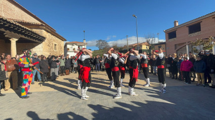 Danza del Paloteo por los danzantes de Valdenuño Fernández