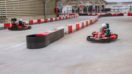 Un niño participa en una carrera de karts en Fuengirola