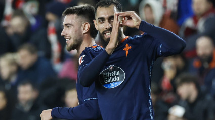 Borja Iglesias celebra su gol