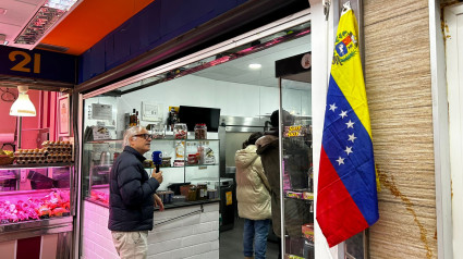 Fernando de Haro, en un local situado en Vallecas con la bandera de Venezuela