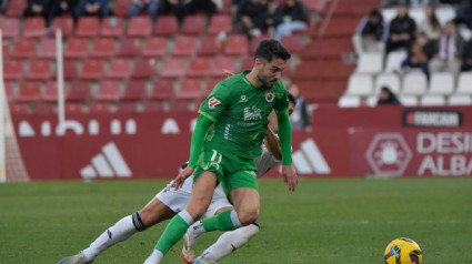 Andrés Martín controla el balón en el partido contra el Albacete en el Carlos Belmonte