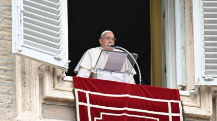 Papa Francisco asomado al palco