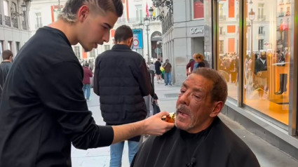 Samuel cortándole el pelo a Manuel