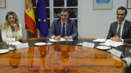 El presidente del Gobierno, Pedro Sánchez, acompañado de la vicepresidenta Yolanda Díaz y del ministro de Economía, Carlos Cuerpo