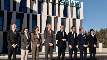 Foto de familia en la fachada del nuevo hospital Quirón.