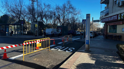 Poste con la nueva parada que albergara el servicio especial de autobuses. Será la parada 51.122.