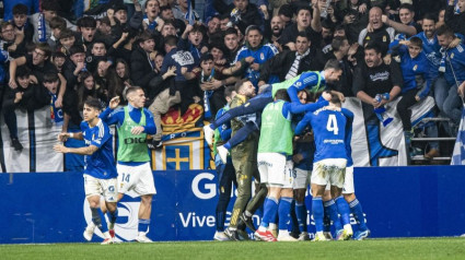 Los jugadores del Real Oviedo celebran el gol de Hassan en el derbi asturiano