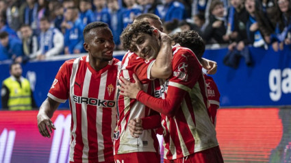 Los jugadores del Sporting celebran el gol ante el Real Oviedo en el derbi asturiano