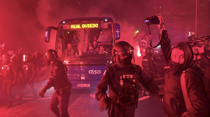 Ambiente llegada autobús del Real Oviedo antes del partido correspondiente a la jornada 22 de La Liga Hypermotion entre el Real Oviedo y el Sporting de Gijón