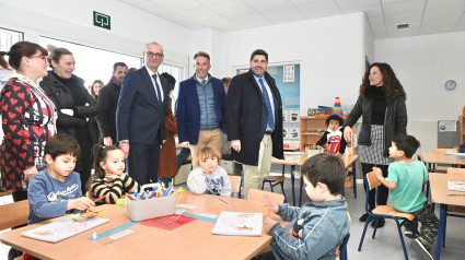 El presidente de Murcia durante la inauguración del nuevo parvulario de Almendricos