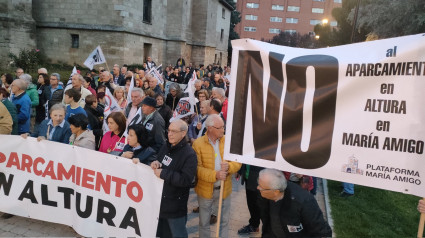 Concentración vecinal en Burgos contra los aparcamientos en altura: "No vamos a permitir la invasión de nuestras calles"