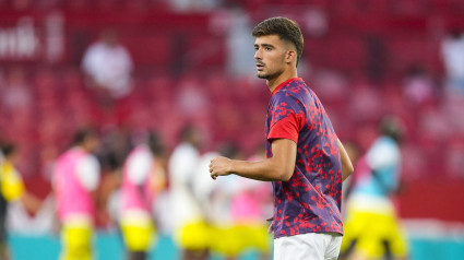 Kike Salas del Sevilla FC calienta durante el partido de fútbol de la Liga española, La Liga EA Sports, disputado entre el Sevilla FC y el Villarreal CF en el estadio Ramón Sánchez-Pizjuán