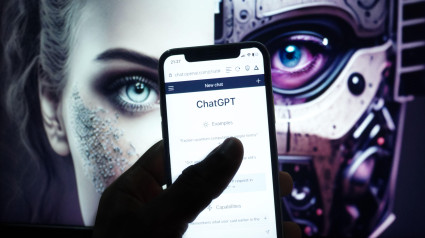 Teléfono móvil con el sitio web Chat GPT-4 de la empresa de inteligencia artificial OpenAI LLC en la pantalla frente a una cara mitad humana mitad androide