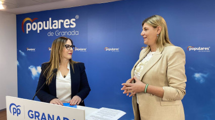 De izquierda a derecha en la imagen, Lourdes Ramírez e Inmaculada Hernández, del PP