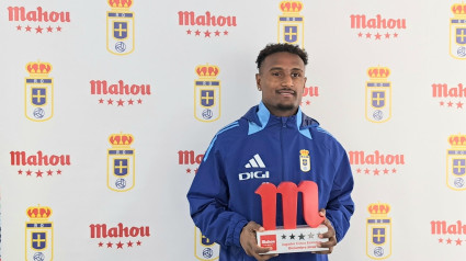 Hassan recibe el trofeo al mejor jugador de diciembre