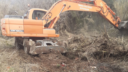 Siguen los trabajos de limpieza en la zona del río en Cirat