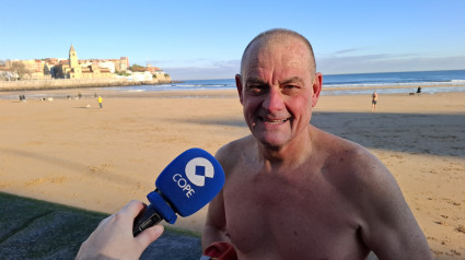 Pedro, un jubilado de Gijón que no perdona su baño en el Cantábrico a pesar del frío