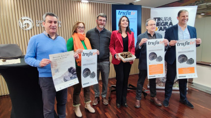 Autoridades en la presentación de Trúfate