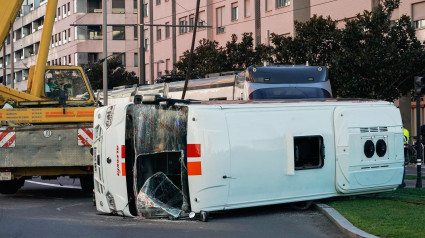 Microbus accidentado con el tranvía en Vitoria