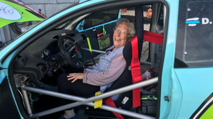 Julia en un coche durante un homenaje por ser pionera en A Bola