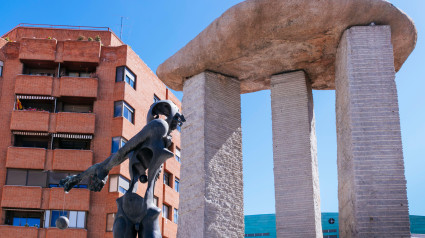 El monumental conjunto escultórico Dolmen de Dalí. Plaza Salvador Dalí. Madrid, Comunidad de Madrid