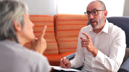 Un momento terapéutico que resalta la comunicación y la comprensión en un entorno profesional, perfecto para representar debates sobre asesoramiento y salud mental.