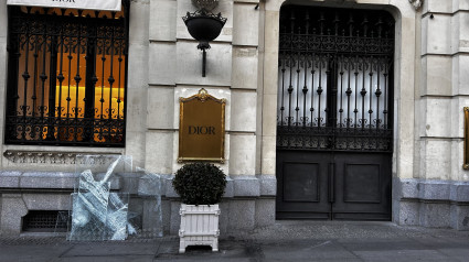 Puerta de la tienda Dior en la galería Canalejas