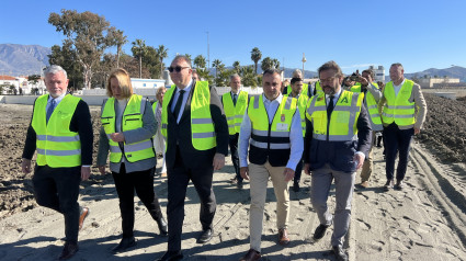 El Consejero de Turismo visita las obras de la Senda Litoral en la Playa de Poniente de Motril