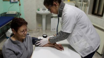 Imagen de archivo de una mujer en un consultorio médico rural.